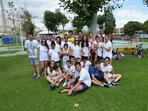 Alumnos de la Escuela de Verano Integra junto a Cristina Miranda, pta. Integra, Bernabé Cano, alcalde de La Nucía y Sergio Villalba, concejal de Deportes.