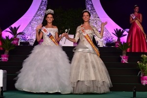 Olga Fernández, reina 2016, saluda ya coronada junto a Ángela Cano, reina de 2015