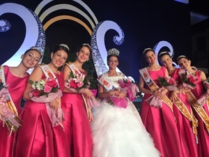 Olga Fernández Jumilla, reina 2016, junto a su corte de honor tras la Coronació 2016