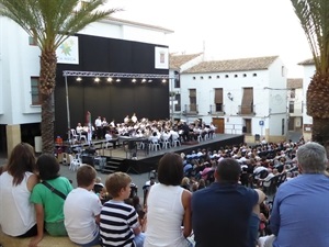 El público llenó también la escalinata de la Iglesia