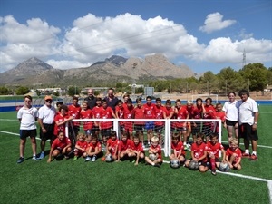 Alumnos y monitores del IX Campus de Fútbol del C.F. La Nucía junto al presidente del Club, José Antonio Benavente y Sergio Villalba, concejal de Deportes