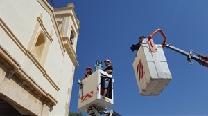 Dos camiones de los servicios técnicos municipales del Ayuntamiento de La Nucía han participado en la colocación del nuevo Sant Rafel