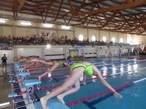 Los padres y madres han podido ver en directo a sus hijos en las gradas de la Piscina Climatizada de La Nucía