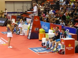 "Stupa" y Jardim descansando en un momento del partido de ayer en la pista central del World Pádel Tour en La Nucía.