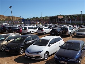 El parking exterior de la Ciutat Esportiva Camilo Cano lleno hasta la bandera