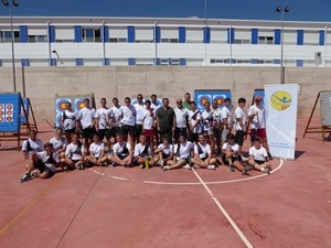 Todos los monitores y alumnos del Campus esta mañana junto a Bernabé Cano, alcalde de La Nucía y Sergio Villalba, concejal de Deportes