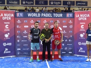 Sanyo Gutiérrez y Paquito Navarro con trofeo de campeones en La Nucía junto a Bernabé Cano, alcalde de La Nucía