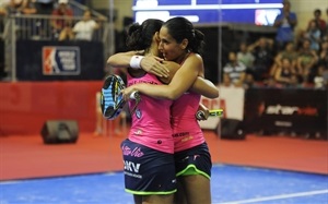 Hemanas Sánchez Alayeto celebrando el triunfo en el World Pádel Tour