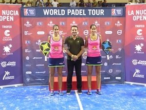 Las hermanas Sánchez Alayeto con su trofeo de campeonas junto a Bernabé Cano, alcalde de La Nucía