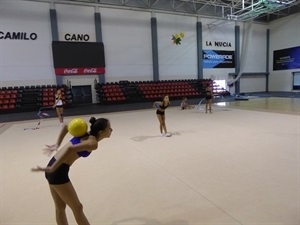 Las alumnas realizando un ejercicio por conjuntos