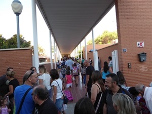 Padres y madres han acompañado a sus hijos en el inicio del curso escolar 2016-2017