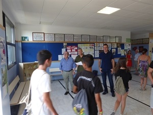 Manel Gimeno, director del IES La Nucía, junto a los concejales Sergio Villalba y Pedro Lloret