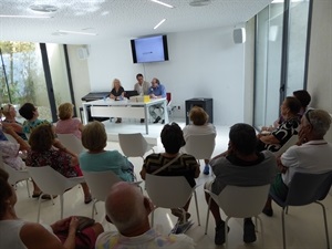 Beatriz Pérez Hickman, concejala de Tercera Edad y Pedro Lloret, primer teniente alcalde, han presentado a José Luís Campos