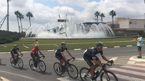 El líder Nairo Quintana del Movistar pasando por la rotinda nº1 de La Nucía