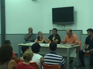 Bernabé Cano, alcalde de La Nucía, durante la reunión con los vecinos de la Urb. Costa Marina