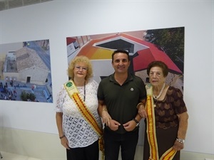 Adelina Velasco, reina provincial UDP 2015 y Pepica Lledó, reina provincial UDP, junto a Bernabé Cano, alcalde de La Nucía