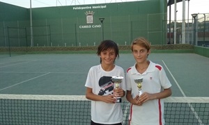 Los tenista nucieros Luka Van Geel y Antonio Ivorra, con sus trofeos