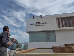 Bernabé Cano, alcalde de La Nucíai y Pedro Lloret, concejal de Cultura, viendo la actuación de los servicios técnicos en l'Auditori