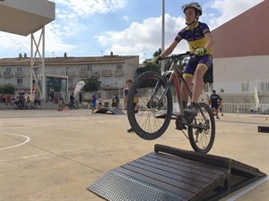 Uno de los participante supera un resorte del recorrido con un salto