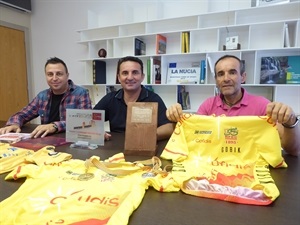 El ciclista nuciero Jaume Pérez con sus trofeos y mallots de campeón del Open Nacional de Bicis de Montaña junto a Bernabé Cano, alcalde de La Nucía y Sergio Villalba, concejal de Deportes