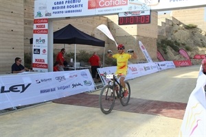 El nuciero Jaume Pérez entrando en meta en la última prueba del Open Nacional de Bicis de Montaña en Puerto Lumbreras