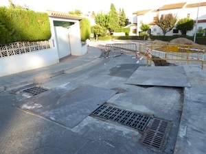 Se han instalado diferentes imbornales a lo largo de la calle que desembocarán en el nuevo colector