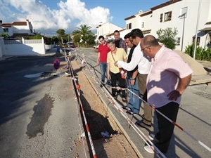 Rosario Rubio, pta. Pinar de Garaita, visitando las obras junto a Bernabé Cano, alcalde de La Nucía y otros vecinos