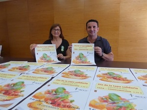 Lina Cano, pta. AECC La Nucía, y Bernabé Cano, alcalde de La Nucía, en la presentación de la "Tapa Solidaria 2016"