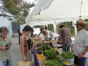 El Mercat de la Terra de La Nucía se ubica junto a la Ermita de Sant Vicent del Captivador