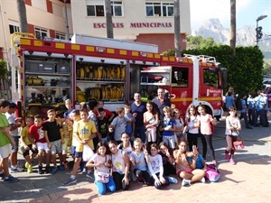 Una clase del CP Muixara delante del camión de bomberos