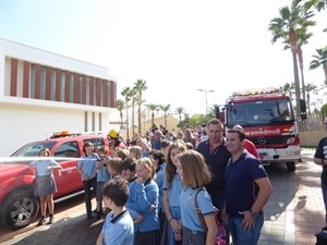 Los escolares han podido probar con la manguera de los bomberos