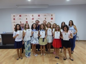 Las 11 bailarinas nucieras con su diploma de la Royal Academy of Dance junto a Beatriz Vaello, dtra. Escuela de Danza, Pedro Lloret, concejal de Cultura y Bernabé Cano, alcalde de La Nucía