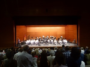 El público de l'Auditori en pie, cantando el himno regional al final del concierto