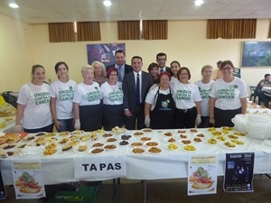 Voluntarias y Junta Local de AECC La Nucía junto a Bernabé Cano, alcalde de La Nucía y los ediles Beatriz Pérez-Hcikman, Sergio Villalba y Miguel Ángel Ivorra