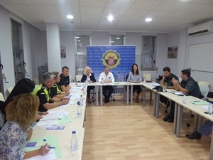 En esta reunión de trabajo contra la Violencia de Género han participado representantes de Guardia Civil, Policía Local, Subdelegación de Gobierno, Centro de Salud, Centro de la Mujer 24h. , FAVIDE y Ayuntamiento de La Nucía.