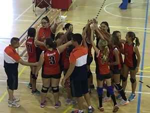 Las infantiles del C.V. La Nucía celebrando su "sufrida" victoria an tel C.D. Biarensa