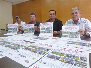 Juan Andrés Montiel, organizador, Salvador Serrano, pte. de la Real Sociedad Canina de Alicante, Fermín Gil, adiestrador de perros y Bernabé Cano, alcalde de La Nucía; en la presentación del VII Concurso Canino