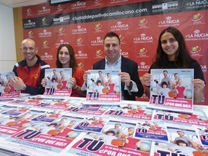 Nano Pelayo, coordinador Agua Piscina Climatizada, Amparo Galindo, coordinadora Fitness Piscina Climatizada, Lorena Romeo, coordinadora Clases Colectivas y Sergio Villalba, concejal de Deportes.