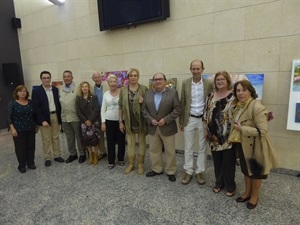 Los 11 alumnos de la Escuela de Arte de La Nucía junto a su profesora Isabel Marquina, el concejal de Cultura Pedro Lloret y Francesc Sempere, director Auditori