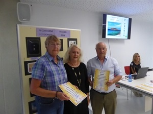 Los premiados en el concurso de fotografía Carol MAtthews y Manuel Sánchez, junto a Beatriz Pérez- Hickman, concejala de 3ª Edad