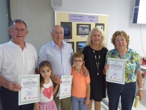 Los tres premiados en el VI Cocncurso Literario junto a la concejala