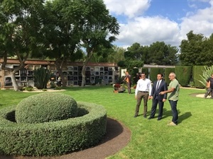 Bernabé Cano, alcalde de La Nucía, junto a Miguel Ángel Ivorra, concejal de Urbanismo, visitando el Cementerio Municipal esta mañana