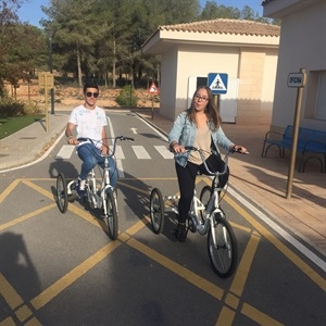 Alumnos con bicicleta en el Parque de Educación Vial de La Nucía