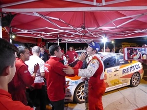 Miguel Fuster felicitando a Alberto Monarri