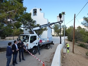 Bernabé Cano, alcalde de La Nucía junto a Miguel Ángel Ivorra, concejal de Servicios Técnicos visitando las obras de instalación de farolas junto a la Ermita de Sant Vicent