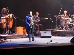 Román Rodríguez interpretando uno de los temas de su disco "Inolvidables"