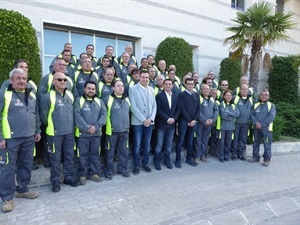 Los trabajadores de los Servicios Técnicos del Ayuntamiento de La Nucía junto a Bernabé Cano, alcadle de La Nucía, Miguel A. Ivorra, concejal de Servic. Técnicos y Sergio Villalba, concejal de Deportes