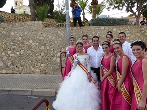 La reina Olga Ferández y sus damas junto a Víctor Jumilla, pte. Majorals 2016 Penya Socarrats y Bernabé Cano, alcalde de La Nucía, antes de encender la traca