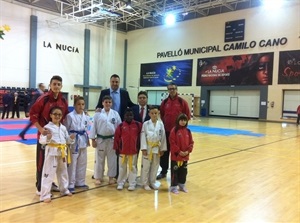 6 luchadores nucieros que participaron en la IV Copa de Taekwon-do ITF de La Nucía junto a sus coachs y Sergio Villalba, concejal de Deportes