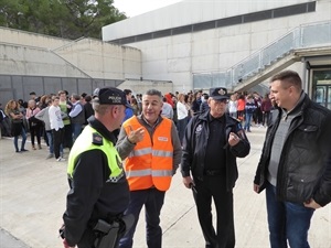 Manel Gimeno, director del IES La Nucía, junto a Protección Civil y Policía Local y Sergio Villalba, concejal de Educación